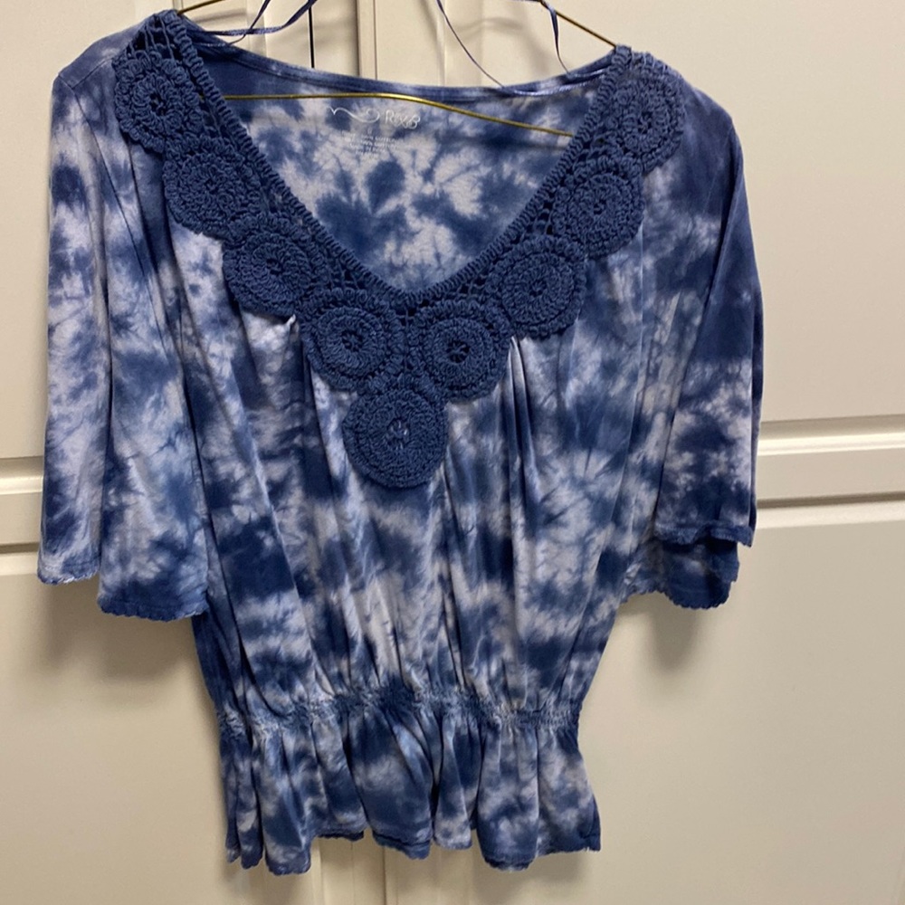 Tie died look, blue crocheted neck line